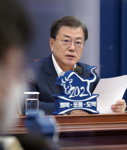 발언하는 문 대통령 (서울=연합뉴스) 이진욱 기자 = 문재인 대통령이 8일 오후 청와대에서 열린 법무부·행정안전부 업무보고에서 발언하고 있다. 2021.3.8 cityboy@yna.co.kr (끝)